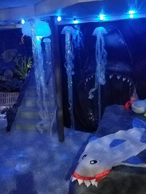 Marine Bedroom Aesthetic, Aquatic Bedroom Ideas, Underwater Bedroom Ideas, Jellyfish Themed Bedroom, Underwater Room Aesthetic, Marine Room Decor, Ocean Decor Ideas, Deep Sea Room, Mermaid Bedroom Aesthetic