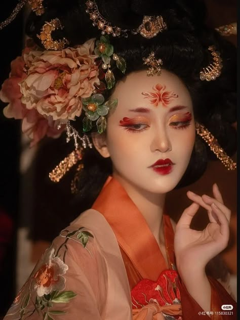 Monolid Reference, Ancient China Makeup, Traditional Chinese Makeup Look, Geisha Makeup Traditional, Ancient Chinese Makeup, Chinese Headpiece, Chinese Traditional Makeup, Traditional Chinese Makeup, Geisha Aesthetic