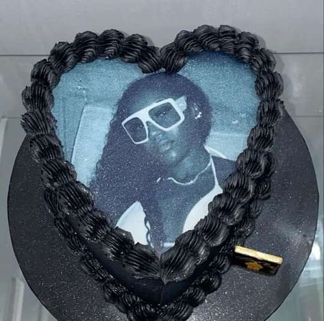 Iesha Blamo Black Heart Cake, Heart Shaped Birthday Cake, Drake's Birthday, Vintage Heart Cake, 17th Birthday Ideas, Birthday Cake Pictures, Birthday Goals, Cute Birthday Pictures, 21st Birthday Photoshoot