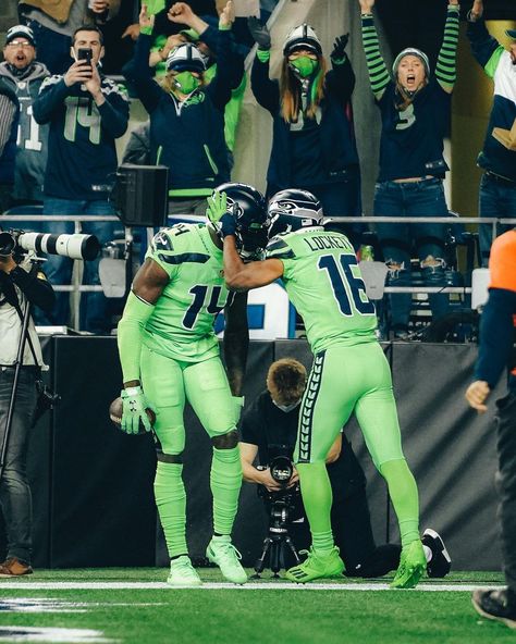 Seattle Seahawks Aesthetic, Dk Metcalf, Crazy Catch, Tyler Lockett, Seattle Seahawks Football, Nfl Photos, Seattle Sports, Nfl Football Pictures, Seahawks Football