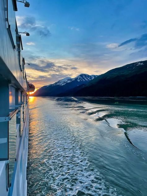 Which Alaska Cruise Ship Size Should You Book? Alaska Cruise Aesthetic, Alaskan Summer, Alaska Aesthetic, Cruise Aesthetic, Hawaii Mountains, Alaska Life, Alaska Travel Guide, American Cruise Lines, Alaska Cruises