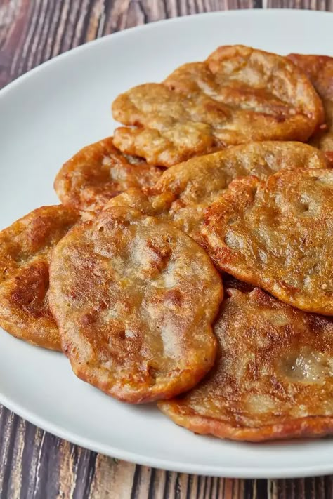 Jamaican Banana Fritters Recipe Brazilian Bananas Recipe, Cooking Banana Recipes, Jamaican Recipes Desserts, Banana Fritters Jamaican, Caribbean Recipes Desserts, Recipes With Mashed Bananas, Vegetarian Jamaican Food, Healthy Junk Food Recipes, Easy Jamaican Recipes