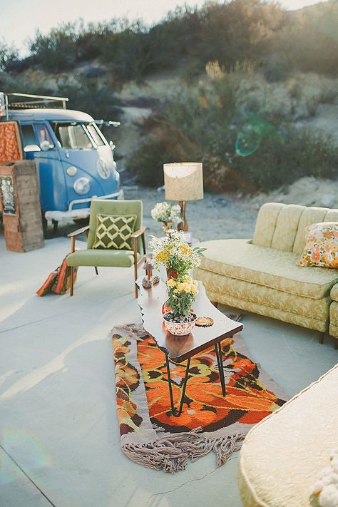 California Wedding Decor, Western Retro Wedding, Soft Retro Wedding, Retro Western Aesthetic Decor, Woodstock Wedding Theme, Vintage Theme Wedding Decor, Groovy Wedding Ideas, Shabat Dinner, 70s Aesthetic Wedding