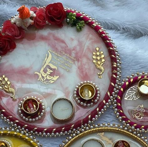 Resin Karwachauth Thali, Resin Pooja Thali Ideas, Resin Thali, Pooja Thali Decoration Ideas, Resin Pooja Thali, Diy Fall Wedding Decorations, Arti Thali, Bridal Gifts For Bride, Dupatta Draping