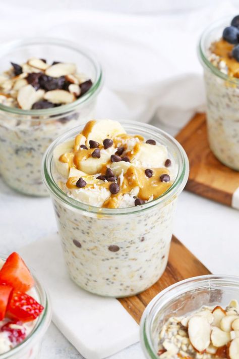 Chunky Monkey Overnight Oats - Creamy peanut butter banana overnight oats with a little sprinkle of coconut and chocolate on top. You'll LOVE this make-ahead breakfast! (Gluten-free, vegan) // Meal Prep Breakfast // Peanut Butter Banana Overnight Oats // Healthy Breakfast #glutenfree #overnightoats #oatmeal #vegan #healthybreakfast Overnight Oats Banana, Chunky Monkey Overnight Oats, Macro Eating, Peanut Butter Banana Overnight Oats, Oatmeal Pancakes Healthy, Overnight Oats Recipe Easy, Oatmeal Vegan, Banana Smoothie Healthy, Healthy Oats