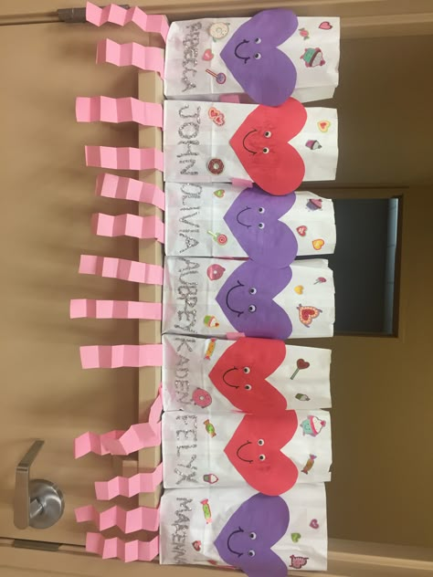 Kindergarten Craft Valentines Day, Valentines Paper Bags For Kids, Brown Bag Valentine Bag, Valentine Lunch Bag Craft, Kids Valentines Bags For School, Valentines Day Bags For Kids To Make, Valentine Bags For Kindergarten, Valentines Bags Preschool, Brown Bag Valentine Ideas For Kids