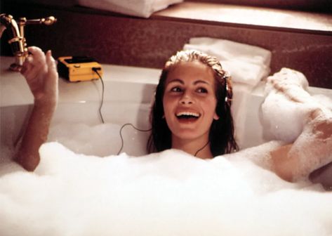 Yep, This Is Actually How Often You Should Be Washing Your Hair Edward Lewis, Vivian Ward, Pretty Woman Movie, Best Romantic Comedies, Bolesti Chrbta, Septième Art, Burt Reynolds, Film Journal, Movie Aesthetic