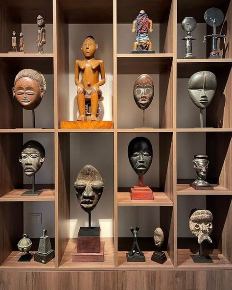 African Art Home Decor, Wall Of Masks, African Library, Mask Display, African Style Decor, African Museum, Africa Decor, Souvenir Wall, Africa Design