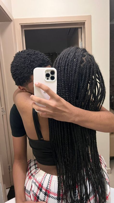 Cute Pop Out Pictures Couples, Arch Pictures For Boyfriend, Black Couple Mirror Pic Hidden Face, Sneaky Couple Pictures, Bathroom Mirror Pics With Boyfriend, Pic To Recreate With Bf, Black Cute Couple Pics, Bf Gf Mirror Pictures, Couple Picture Ideas No Face