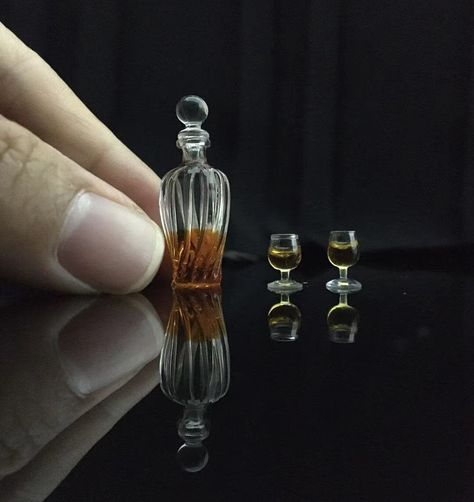 Whiskey Set, Glass Apothecary Jars, Alcoholic Beverage, Dollhouse Food, Dollhouse Decor, Mini Things, Liquor Bottles, Polymer Clay Projects, Dollhouse Accessories