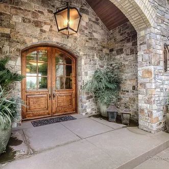 Rustic House Exterior, Stone Siding Exterior, Front Porch Stone, Stone Veneer Exterior, Stone Entryway, Stone Archway, Stone Exterior Houses, Woodland House, Natural Stone Veneer