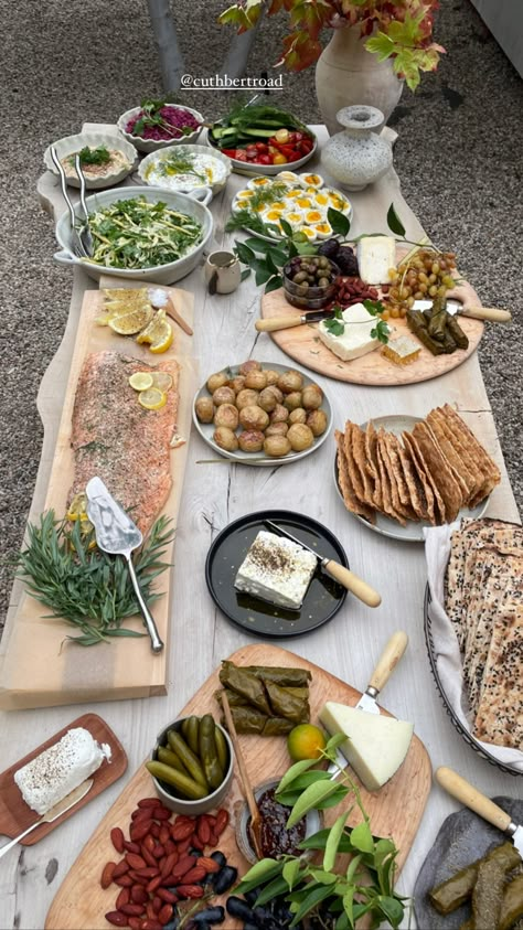 Sommer Mad, Hosting Ideas, Dinner Party Ideas, Snacks Für Party, Food Table, Supper Club, Food Platters, Charcuterie Boards, Wedding Food