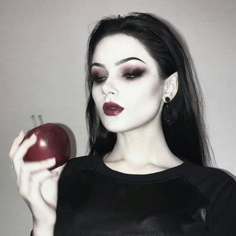 Moon Village, Vamp Makeup, Vampy Makeup, Dark Makeup Looks, Vampire Bride, Romantic Makeup, Apple Bite, Vampire Makeup, Alt Makeup