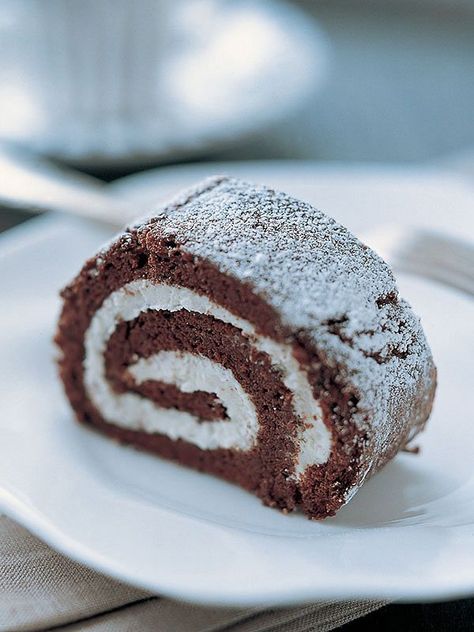 Chocolate Roulade, Roulade Recipe, Fruit Scones, Mary Berry Recipe, Swiss Roll Cake, Scones Easy, Sweetened Whipped Cream, Baking Book, Shortbread Recipes