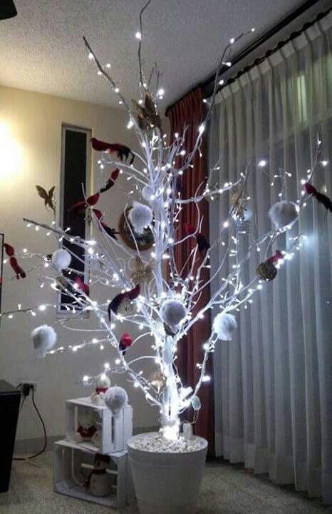 Bello árbol seco navideño blanco decorado con esferas blancas y luces #Christmas #decoration #tree Hallway Christmas Decor, Hallway Christmas, Affordable Christmas Decorations, Christmas Decor Trends, Diy Christmas Ornaments Easy, Christmas Tree Decorations Diy, Xmas Deco, A White Christmas, Indoor Christmas Decorations