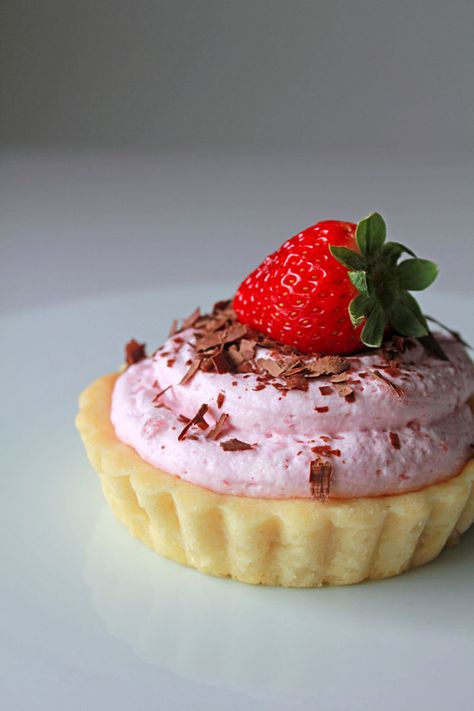 Chocolate Strawberry Mousse Tartlets - Oh Sweet Day! Strawberry Tartlets, Summer Fruit Desserts, Pie Making, Strawberry Mousse, Shortbread Crust, Shortcrust Pastry, Chocolate Strawberry, Chocolate Shavings, Chocolate Strawberries