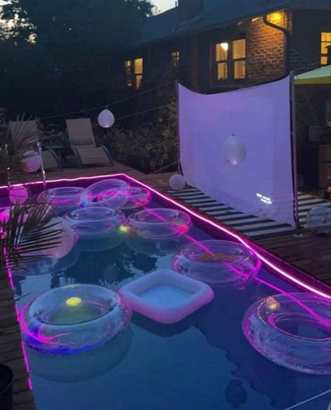 Teenage Pool Party, Beach Night Party, Glow Pool Party, Neon Pool Parties, Bts Party, Night Pool Party, Pool Dance, Teenage Parties, Glow In Dark Party