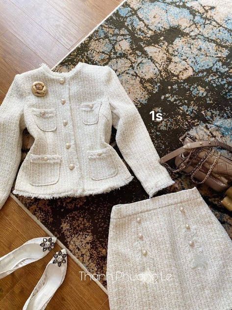 Boucle Skirt Outfit, Chanel Tweed Outfit, Chanel Vest, Chanel Skirt Suit, Executive Wear, Official Outfits, Coat And Skirt, Suit Details, Civil Wedding Dress