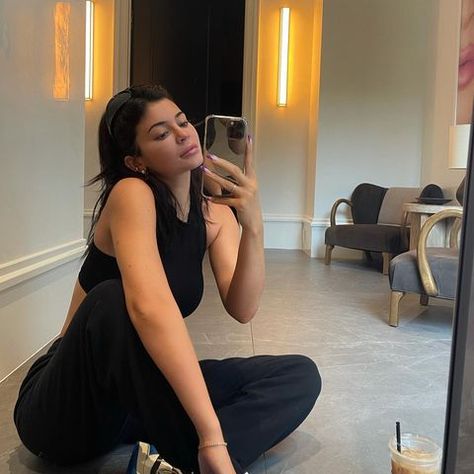 Kylie 🤍 (@kyliejenner) • Instagram-Fotos und -Videos Kylie Jenner Mirror, Celebrity Diets Plan, Capcut Templates, Life Of Kylie, Stile Kylie Jenner, Kylie Jenner Gif, Kylie Jenner Selfies, Kylie Jenner Hair, Kylie Jenner Photos