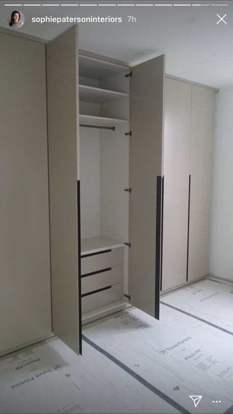 Almirah Designs Wardrobes, Almirah Designs Bedrooms, Spavaca Soba, Wall Wardrobe Design, Clothes Cabinet, Almirah Designs, Modern Cupboard Design, Wardrobe Door Designs, Wardrobe Interior