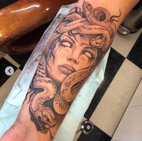 Tattoo Of Medusa, Beautiful Medusa, 777 Tattoo, Full Hand Tattoo, Medusa Tattoo Design, Hand Tattoos For Girls, Cool Arm Tattoos, Writing Tattoos, Tattoos For Black Skin