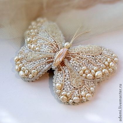 https://www.pinterest.nz/pin/150589181267139982/ Wire Netting, Bead Embroidery Jewelry, 자수 디자인, Embroidery Jewelry, Butterfly Brooch, Beaded Animals, Beading Projects, Beaded Brooch, Ribbon Embroidery