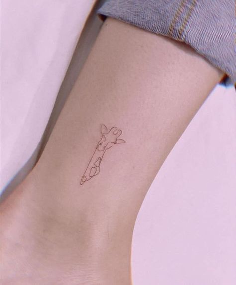 Uno Tattoo, Small Giraffe Tattoo, Giraffe Tattoo, Giraffe Design, Cute Giraffe, Tattoos And Piercings, Maple Leaf Tattoo, I Tattoo, Jesus Fish Tattoo