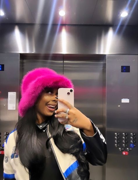 Fuzzy Hat Outfit, Pink Bucket Hat Outfit, Fur Hat Aesthetic, Y2k Rihanna, Hat Outfit Black Women, Ptso Outfits, Fur Hat Outfit, Aesthetic College Outfits, Outfits Winter 2023