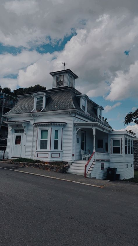 Max & Dani’s house from the film Hocus Pocus Hocus Pocus House, Massachusetts Trip, Salem Trip, Witch City, Salem Ma, Hocus Pocus, House Floor Plans, Room Inspo, Massachusetts