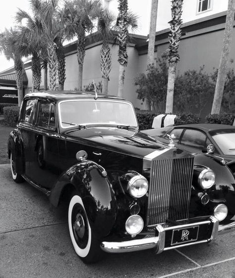 1920s Car, Old Vintage Cars, Vintage Goth, Cartoon World, Old Classic Cars, Big Car, Fancy Cars, Classy Cars, Black Car