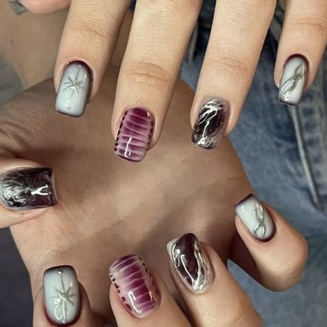 Saltburn Aesthetic Nails, Short Nails Aesthetic Grunge, Nail Inspo Y2k Grunge, Grunge Fairy Nails, Antique Nail Art, Nails Grunge 90s, Short Alt Nails, Fairy Grunge Nails, Short Grunge Nails