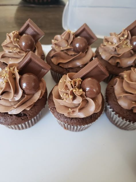 Fancy Chocolate Cupcakes Decorating, Chocolate Decorated Cupcakes, Pretty Chocolate Cupcakes, Chocolate Cupcakes Aesthetic, Chocolate Cupcake Decorating Ideas, Chocolate Cupcake Decoration, Chocolate Wedding Cupcakes, Chocolate Birthday Cupcakes, Super Moist Chocolate Cupcakes