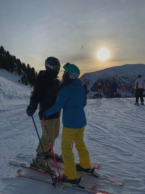 Cute Couple Skiing Pictures, Ski Trip Couple Pictures, Ski Date Aesthetic, Ski Trip Aesthetic Couple, Couples Skiing Pictures, Skiing Couple Aesthetic, Ski Couple Aesthetic, Ski Trip Couple, Couples Ski Trip