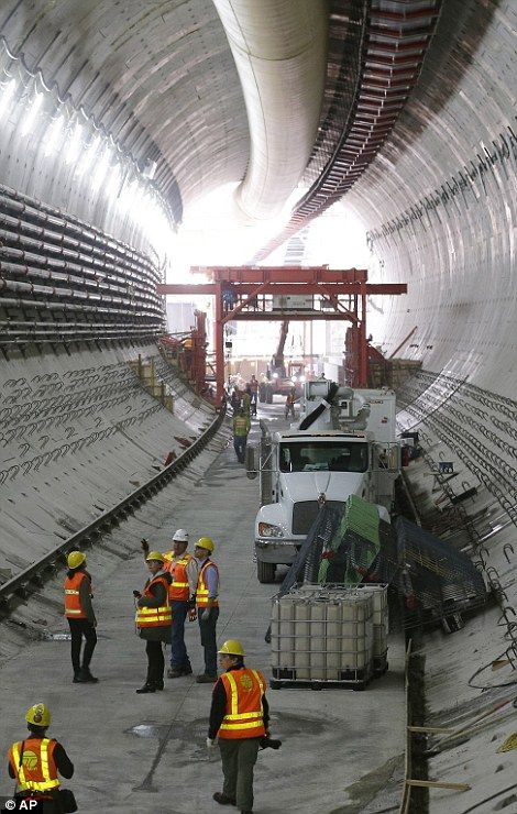 Pictured: The world's most powerful tunnel-boring machine which is five-storeys high and stuck below the streets of Seattle  | Daily Mail Online Construction Pictures, Tunnel Boring Machine, Underground Train, Ing Civil, Underground City, Civil Construction, Engineering Courses, Genius Loci, Cathedral Architecture