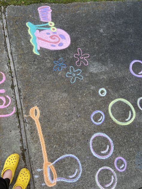 Bubbles n’ yellow crocs n’ Gary Cool Ideas To Draw, Art Bubbles, Street Chalk Art, Fun Chalk Art, Yellow Crocs, Chalk Design, Sidewalk Chalk Art, I Love Drawing, Sidewalk Art