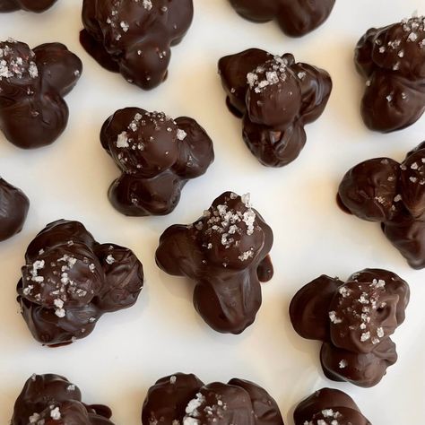 Chocolate Covered Hazelnuts Chocolate Covered Hazelnuts Recipe, Candied Hazelnuts Recipe, Hazelnut Recipes, Chocolate Covered Nuts, Chocolate Covered Fruit, Types Of Chocolate, Nut Recipes, Chocolate Nutella, Sweet Ideas