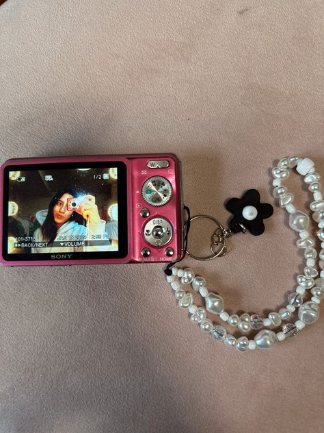 disposable pink canon camera. With a white beaded chain. A black vintage flower chain. Foods For Clear Skin, Digital Camera Tips, Aesthetic Objects, School Bag Essentials, Cute Camera, All Body Workout, Flower Chain, Retro Gadgets, Summer Scrapbook