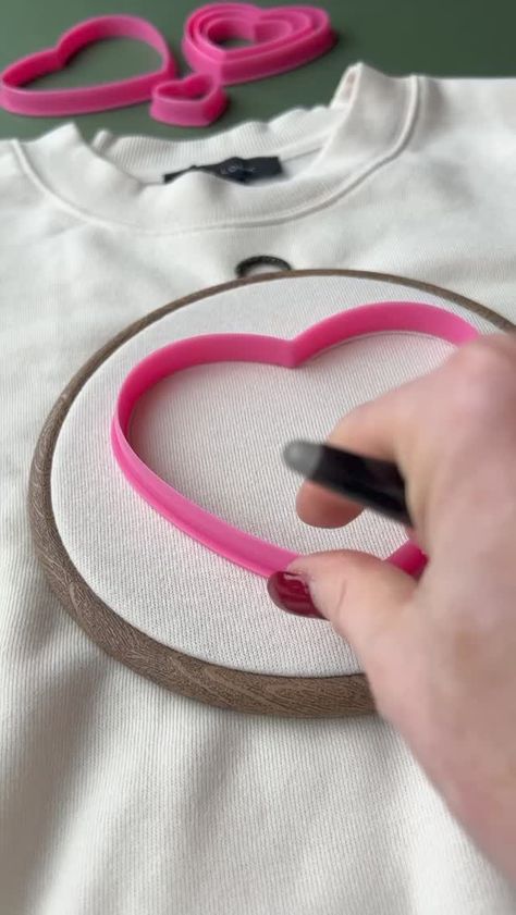 Jenny ~ Embroidery Hoop Art (@flynn_and_mabel) on Threads Embroidery Jeans Diy, Basic Hand Embroidery Stitches, Clothes Embroidery Diy, Simple Hand Embroidery Patterns, Diy Embroidery Designs, Bead Embroidery Tutorial, Heart Embroidery, Hand Embroidery Videos, Diy Embroidery Patterns