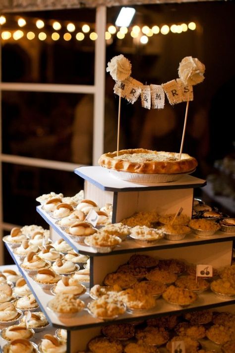 Darling mini-pies, and one large pie instead of cake... how fun! Pies: simplethings sandwich and pie shop, los angeles - image: Candice Benjamin Photography Cookies Photography, Diy Wedding Food, Wedding Pie, Fall Pies, Pie Pops, Sandwich Bar, Pie Shop, Wedding Cake Rustic, Rustic Wedding Cake