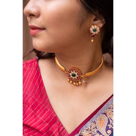 Evergreen Necklace Designs That You Must Own • South India Jewels Choker Necklace Designs, Gold Necklace Indian, Choker Designs, Antique Jewellery Designs, Gold Jewelry Simple Necklace, Beautiful Gold Necklaces, Gold Necklace Indian Bridal Jewelry, Antique Bridal Jewelry, Flower Choker