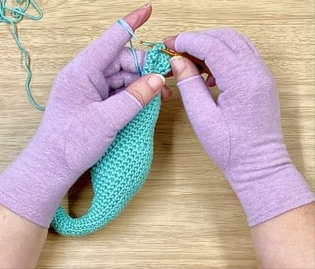 Gym Gloves Women, Craft Space Ideas, Abstract Crochet, Compression Gloves, Crochet Gloves Pattern, Gym Gloves, Yarn Storage, Mosaic Crochet, Craft Space