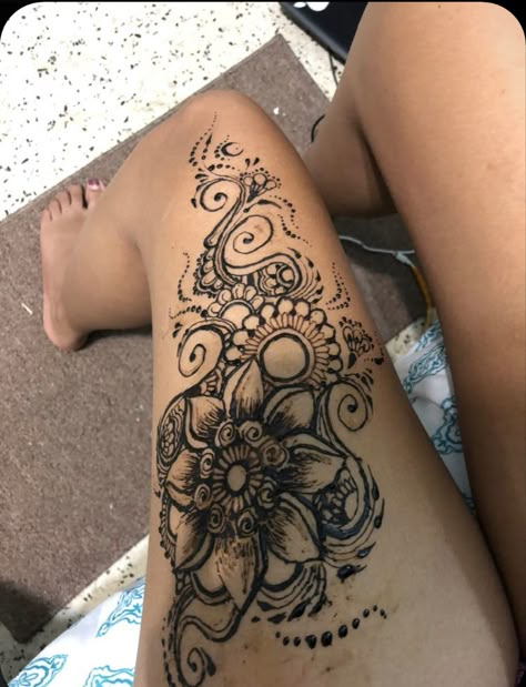 Henna Designs On Arm, Henna Tattoo Designs Stomach, Drawing On Thigh, Henna Designs On Thigh, Henna Back Designs, Henna On Thigh, Henna Thigh Designs, Back Henna Designs Spine, Henna Tattoo Designs Back