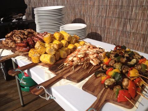 Wedding BBQ BUffet- SO Cute and great idea! Appetizers Wedding, Backyard Wedding Food, Wedding Food Catering, Wedding Food Display, Bbq Party Food, Bbq Buffet, Wedding Buffet Food, Wedding Food Menu, Bbq Catering