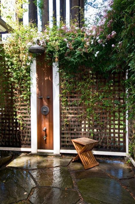 50 Stunning Outdoor Shower Spaces That Take You To Urban Paradise Rainforest Shower, Outside Showers, Outdoor Shower Enclosure, Patio Pictures, Natural Showers, Outdoor Bathroom Design, Outdoor Showers, Outdoor Screens, Garden Shower