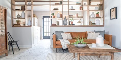 The Fixer Upper star designed a pony wall, also known as a half wall, in the show's latest episode. Half Wall Room Divider With Shelves, Half Wall Room Divider, Half Wall Ideas, Partition Ideas, Wall Divider, Divider Ideas, Pony Wall, Living Room Divider, Wall Shelving Units