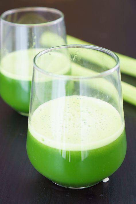 Refreshing and nutritious green juice with a tropical hint. A Mexican green juice is a great way to start your day with energy and on the brighter side. Geek Recipes, Paleo Mexican, Green Juice Recipe, Recipe Mexican, Verde Recipe, Geek Food, Green Juice Recipes, Ethnic Food, Juice Recipe