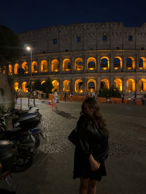 Italy Ideas Photo, Colloseum Italy, Rome Summer, Rome Aesthetic Pictures, Italy Girls Trip, Rome Trip, Rome Trip Aesthetic, Italy Rome, Roma Aesthetic