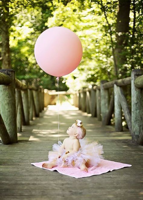 First birthday picture with balloon                                                                                                                                                                                 More Birthday Pictures Ideas, One Year Pictures, 1st Birthday Pictures, 1st Birthday Photoshoot, First Birthday Pictures, 1st Birthday Photos, Birthday Photography