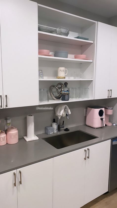 Kitchen Ideas Pink And Grey, Pink And White House Aesthetic, White Kitchen Pink Accents, Kitchen Pink Aesthetic, Grey And Pink Apartment, Pink Kitchen Apartment, Pink Themed Kitchen, Pink Apartment Aesthetic Kitchen, Pink Theme Kitchen