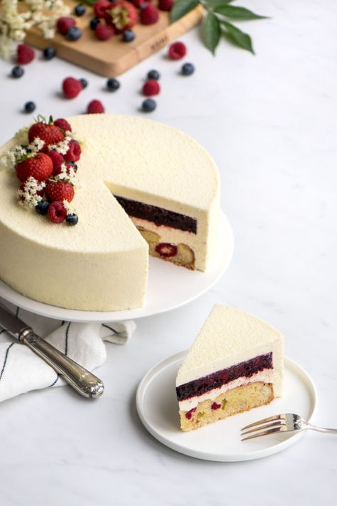 Entremets vanille et fruits rouges - Empreinte Sucrée Fancy Desserts Presentation, Fancy Desserts Recipes, Dessert Presentation, Vanilla Cake Recipe, Fancy Desserts, Tea Cakes, Easy Cake Recipes, White Cake, Fruit Desserts